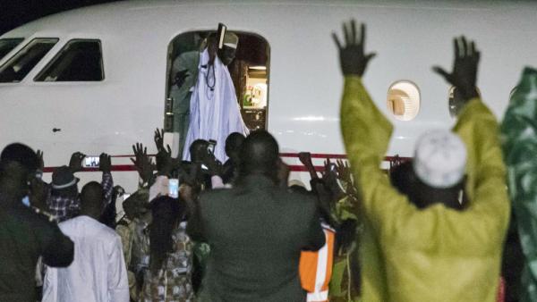 Yahya Jammeh quitte la Gambie : le film du départ en vidéo et images Yahya Jammeh quitte la Gambie : le film du départ en vidéo et images
