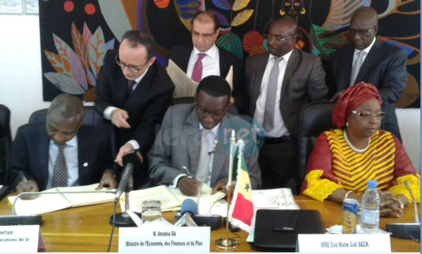 Signature Accord de financement: « Au moins 50 000 micro-entreprises seront financées et 25 000 nouveaux emplois générés..." Signature Accord de financement: « Au moins 50 000 micro-entreprises seront financées et 25 000 nouveaux emplois générés..."