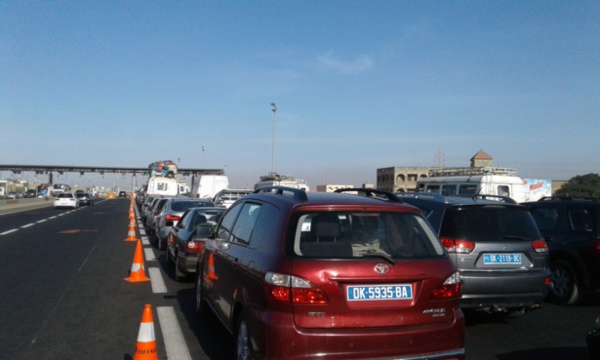 Embouteillages sur l'autoroute à péage: Inacceptable ! Embouteillages sur l'autoroute à péage: Inacceptable !