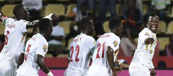 CAN 2017: Les "Lions" reçoivent 206.900.000 F Cfa de primes, leurs épouses invitées en cas de qualification à la finale CAN 2017: Les "Lions" reçoivent 206.900.000 F Cfa de primes, leurs épouses invitées en cas de qualification à la finale