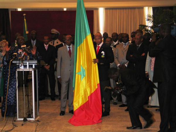 Momar Ndiaye, alias "Ndiaye drapeau": « Depuis 2002, je n’ai pas enlevé la tenue aux couleurs nationales» Momar Ndiaye, alias "Ndiaye drapeau": « Depuis 2002, je n’ai pas enlevé la tenue aux couleurs nationales»