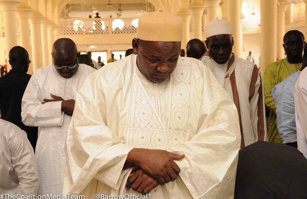 Adama Barrow effectue la prière du vendredi à la Mosquée Pipeline dans la capitale de la Gambie Banjul Adama Barrow effectue la prière du vendredi à la Mosquée Pipeline dans la capitale de la Gambie Banjul