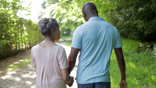 Pourquoi les hommes préfèrent-ils les femmes plus jeunes? Pourquoi les hommes préfèrent-ils les femmes plus jeunes?