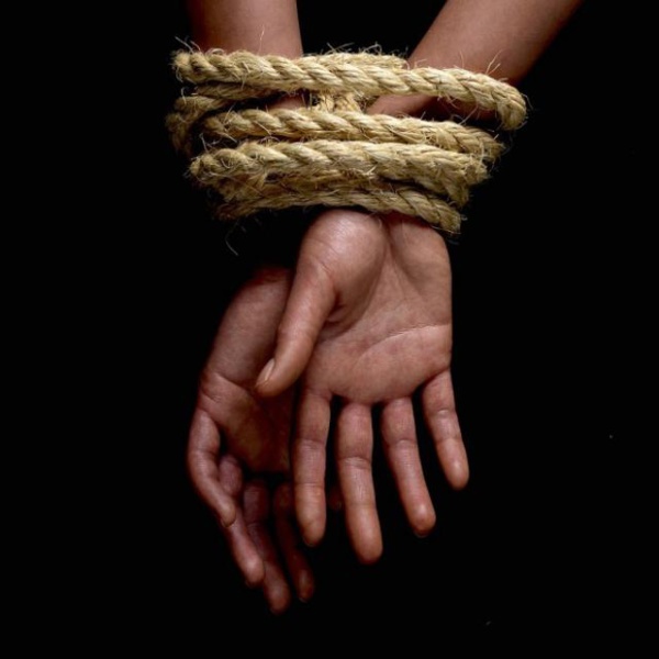 Il enlève et séquestre une fille, tombe amoureux d'elle, tue son complice pour la libérer sans rançon, puis prend 15 ans de prison Il enlève et séquestre une fille, tombe amoureux d'elle, tue son complice pour la libérer sans rançon, puis prend 15 ans de prison