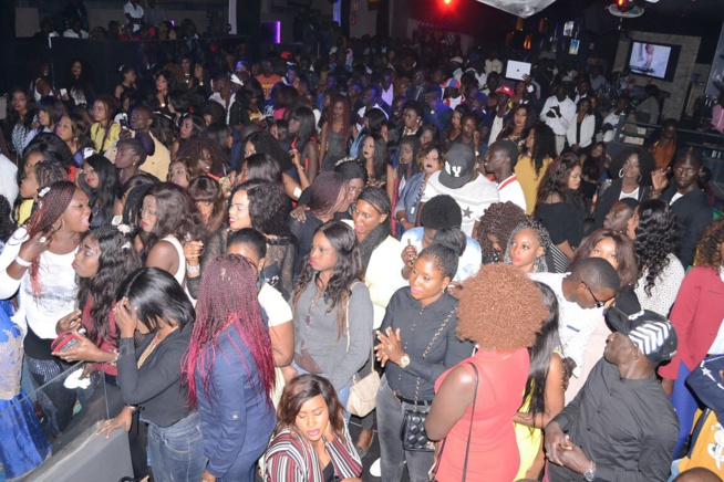 Quand Pape Diouf chante joyeux anniversaire à son garde du corps Ousseynou Fall dans un SARABAA inondé. Regardez Quand Pape Diouf chante joyeux anniversaire à son garde du corps Ousseynou Fall dans un SARABAA inondé. Regardez