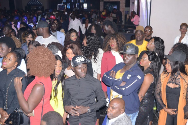 Quand Pape Diouf chante joyeux anniversaire à son garde du corps Ousseynou Fall dans un SARABAA inondé. Regardez Quand Pape Diouf chante joyeux anniversaire à son garde du corps Ousseynou Fall dans un SARABAA inondé. Regardez