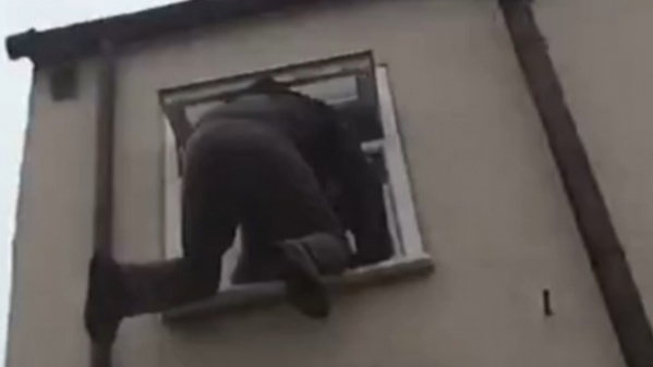 Insolite: un cambrioleur coincé à une fenêtre arrêté Insolite: un cambrioleur coincé à une fenêtre arrêté
