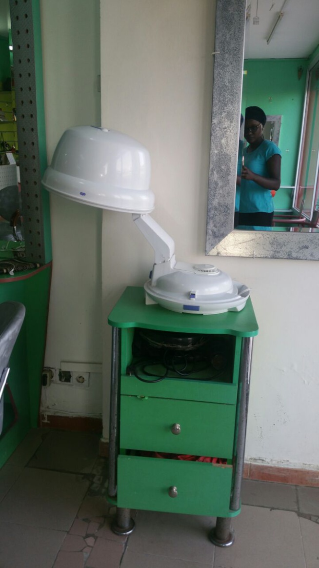 Urgent Bonne affaire: Lot de matériel pour salon de coiffure à vendre. Prix très intéressant. Appelle au 77 952 84 24 Urgent Bonne affaire: Lot de matériel pour salon de coiffure à vendre. Prix très intéressant. Appelle au 77 952 84 24