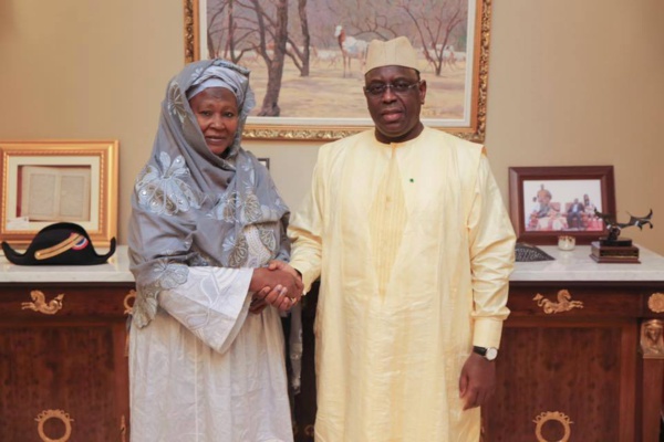 Bourde diplomatique à l'U.A : Fatumata Jallow Tambajang, la vice-présidente de la Gambie traite Alpha Condé de « fou » Bourde diplomatique à l'U.A : Fatumata Jallow Tambajang, la vice-présidente de la Gambie traite Alpha Condé de « fou »