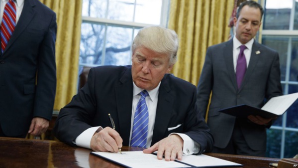 Trump veut se battre après le maintien de la suspension de son décret sur l'immigration Trump veut se battre après le maintien de la suspension de son décret sur l'immigration