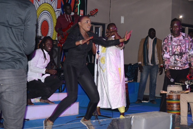 Viviane CHIDID met le feu au SARABAA avec ses fans avant la sortie officielle de son album prévu le lundi 13 Fevrier. Viviane CHIDID met le feu au SARABAA avec ses fans avant la sortie officielle de son album prévu le lundi 13 Fevrier.