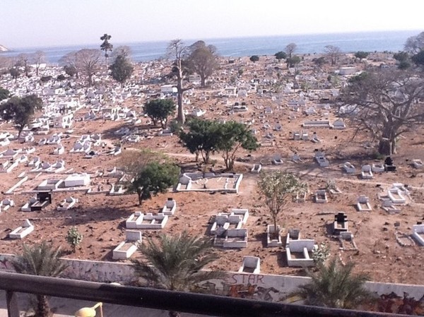 Découverte macabre: Un homme retrouvé mort dans le cimetière de Soumbédioune Découverte macabre: Un homme retrouvé mort dans le cimetière de Soumbédioune
