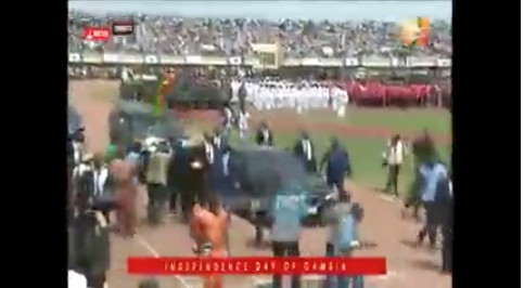 Vidéo: Le Président Macky Sall accueilli en héros au stade de la Gambie.. Regardez!!