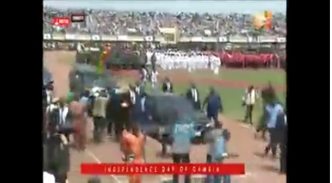 Vidéo: Le Président Macky Sall accueilli en héros au stade de la Gambie.. Regardez!! Vidéo: Le Président Macky Sall accueilli en héros au stade de la Gambie.. Regardez!!