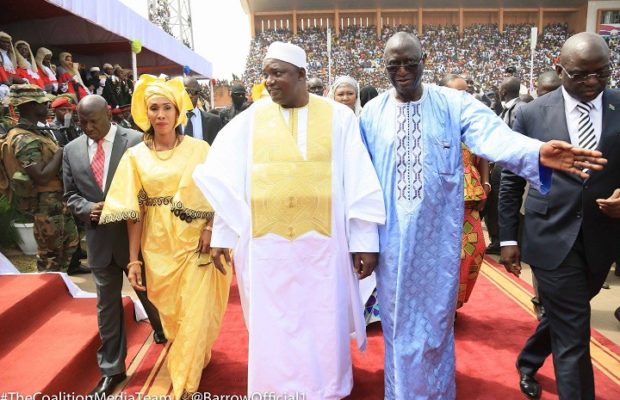 Entrée incroyable du Président Adama Barrow avec ses deux épouses! Tout ce que vous n’avez pas vu en Images
