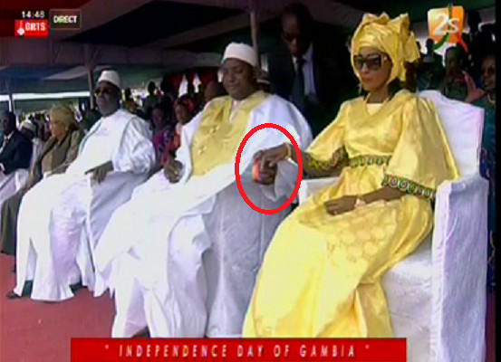 Fatoumata Barrow, awo de Adama Barrow toute souriante après l’annonce de… Fatoumata Barrow, awo de Adama Barrow toute souriante après l’annonce de…