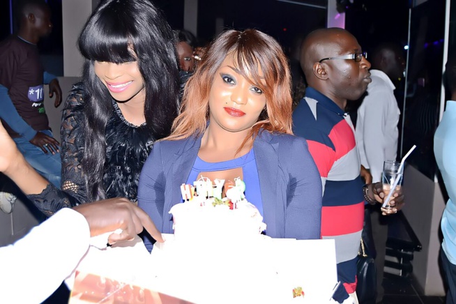 OSEZ RÉVEZ:Dernière soirée avant le 10 Mars au Grand Theatre, Pape Diouf distribue 500 puces EXPRESSO au Saraba. OSEZ RÉVEZ:Dernière soirée avant le 10 Mars au Grand Theatre, Pape Diouf distribue 500 puces EXPRESSO au Saraba.