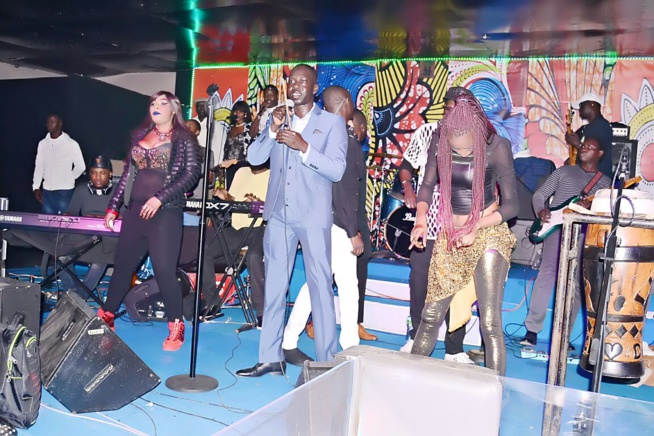 OSEZ RÉVEZ:Dernière soirée avant le 10 Mars au Grand Theatre, Pape Diouf distribue 500 puces EXPRESSO au Saraba. OSEZ RÉVEZ:Dernière soirée avant le 10 Mars au Grand Theatre, Pape Diouf distribue 500 puces EXPRESSO au Saraba.