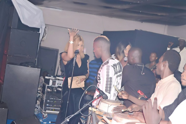 OSEZ RÉVEZ:Dernière soirée avant le 10 Mars au Grand Theatre, Pape Diouf distribue 500 puces EXPRESSO au Saraba. OSEZ RÉVEZ:Dernière soirée avant le 10 Mars au Grand Theatre, Pape Diouf distribue 500 puces EXPRESSO au Saraba.