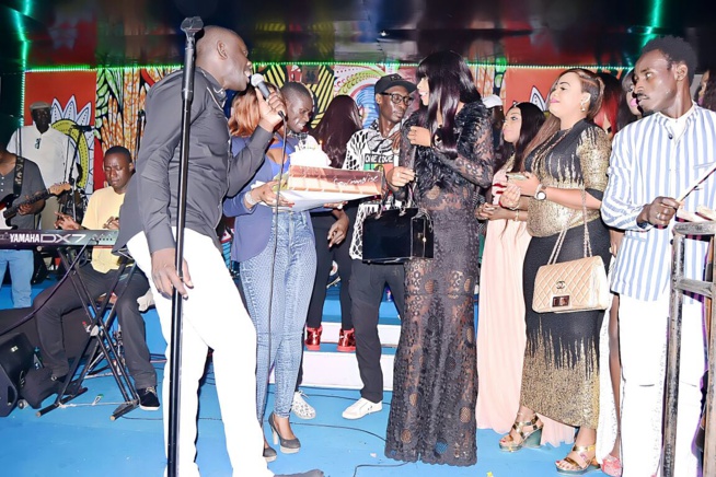 OSEZ RÉVEZ:Dernière soirée avant le 10 Mars au Grand Theatre, Pape Diouf distribue 500 puces EXPRESSO au Saraba. OSEZ RÉVEZ:Dernière soirée avant le 10 Mars au Grand Theatre, Pape Diouf distribue 500 puces EXPRESSO au Saraba.