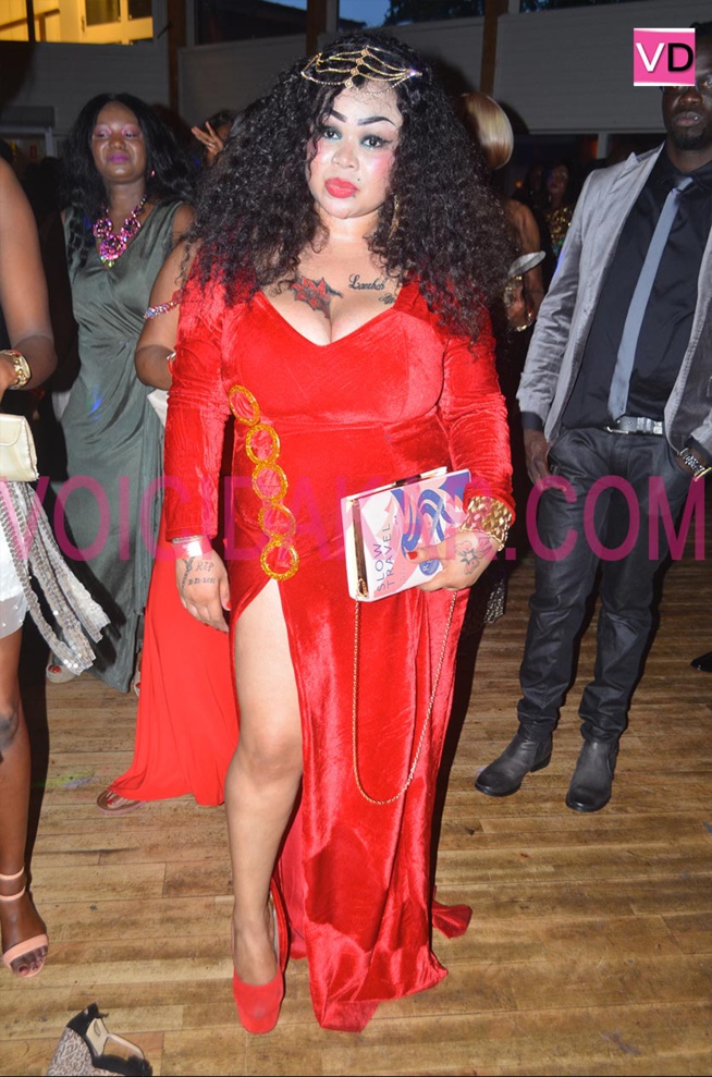 Affaire photos à scandale: la Jetsetteuse de Stockholm Ayo BALDÉ se lave à grande eau Affaire photos à scandale: la Jetsetteuse de Stockholm Ayo BALDÉ se lave à grande eau