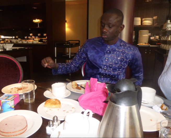 Petit déjeuner d'affaires, Pape Diouf en compagnie de ses partenaires pour la grande nuit dédiée aux Fans le 10 MARS au Grand Théâtre. Petit déjeuner d'affaires, Pape Diouf en compagnie de ses partenaires pour la grande nuit dédiée aux Fans le 10 MARS au Grand Théâtre.
