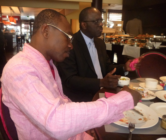 Petit déjeuner d'affaires, Pape Diouf en compagnie de ses partenaires pour la grande nuit dédiée aux Fans le 10 MARS au Grand Théâtre. Petit déjeuner d'affaires, Pape Diouf en compagnie de ses partenaires pour la grande nuit dédiée aux Fans le 10 MARS au Grand Théâtre.