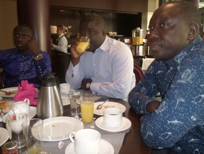 Petit déjeuner d'affaires, Pape Diouf en compagnie de ses partenaires pour la grande nuit dédiée aux Fans le 10 MARS au Grand Théâtre. Petit déjeuner d'affaires, Pape Diouf en compagnie de ses partenaires pour la grande nuit dédiée aux Fans le 10 MARS au Grand Théâtre.