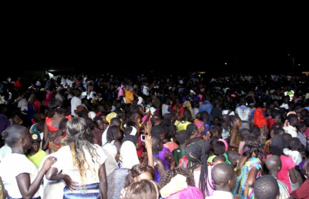 inédites : Viviane obligée à arrêter son concert à Koungheul, à cause de la foule….Regardez inédites : Viviane obligée à arrêter son concert à Koungheul, à cause de la foule….Regardez