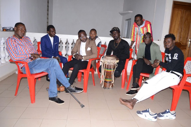 Drapeau Pape Diouf, Modou MBAYEde la 2 stv rend visite au parrain chez lui pour lespréparatifs du combat Boy Niang vs Gouy Gui. Drapeau Pape Diouf, Modou MBAYEde la 2 stv rend visite au parrain chez lui pour lespréparatifs du combat Boy Niang vs Gouy Gui.