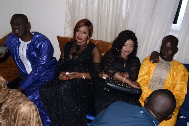 Drapeau Pape Diouf, Modou MBAYEde la 2 stv rend visite au parrain chez lui pour lespréparatifs du combat Boy Niang vs Gouy Gui. Drapeau Pape Diouf, Modou MBAYEde la 2 stv rend visite au parrain chez lui pour lespréparatifs du combat Boy Niang vs Gouy Gui.