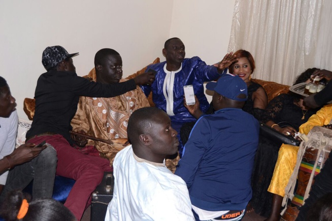 Drapeau Pape Diouf, Modou MBAYEde la 2 stv rend visite au parrain chez lui pour lespréparatifs du combat Boy Niang vs Gouy Gui. Drapeau Pape Diouf, Modou MBAYEde la 2 stv rend visite au parrain chez lui pour lespréparatifs du combat Boy Niang vs Gouy Gui.