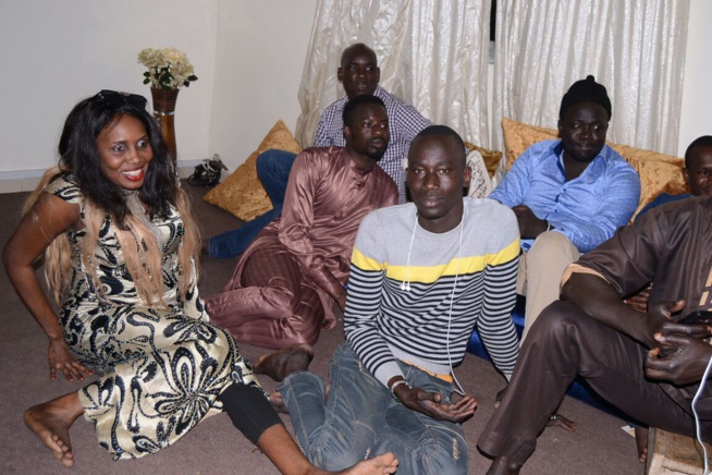 Drapeau Pape Diouf, Modou MBAYEde la 2 stv rend visite au parrain chez lui pour lespréparatifs du combat Boy Niang vs Gouy Gui. Drapeau Pape Diouf, Modou MBAYEde la 2 stv rend visite au parrain chez lui pour lespréparatifs du combat Boy Niang vs Gouy Gui.