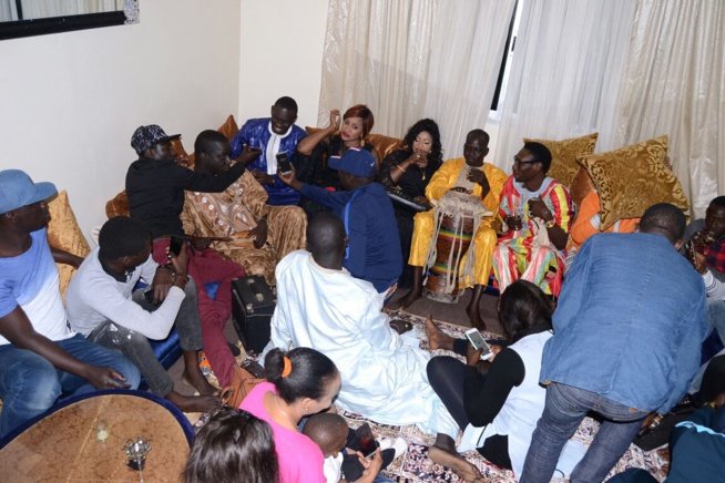 Drapeau Pape Diouf, Modou MBAYEde la 2 stv rend visite au parrain chez lui pour lespréparatifs du combat Boy Niang vs Gouy Gui.