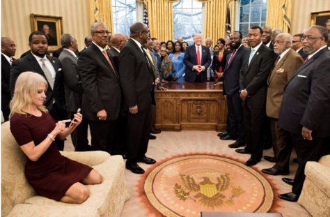La conseillère de Donald Trump, Kellyanne Conway, se fait incendier pour son "manque de respect" sur cette photo La conseillère de Donald Trump, Kellyanne Conway, se fait incendier pour son "manque de respect" sur cette photo