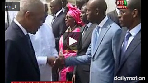 Aeroport LSS : Le Président Adama Barrow accueilli par le Président Macky Sall …Regardez