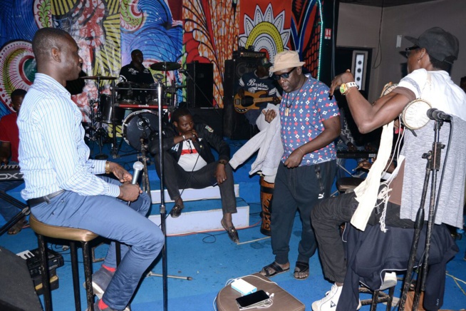 JOUR J - 08: En images Pape Diouf et sa génération consciente en pleines répétitions pour le 10 MARS au Grand Theatre pour la nuit dédiée au fans. JOUR J - 08: En images Pape Diouf et sa génération consciente en pleines répétitions pour le 10 MARS au Grand Theatre pour la nuit dédiée au fans.