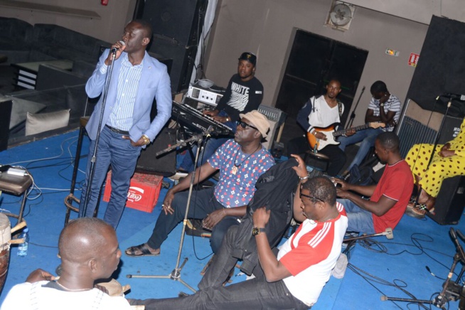 JOUR J - 08: En images Pape Diouf et sa génération consciente en pleines répétitions pour le 10 MARS au Grand Theatre pour la nuit dédiée au fans. JOUR J - 08: En images Pape Diouf et sa génération consciente en pleines répétitions pour le 10 MARS au Grand Theatre pour la nuit dédiée au fans.