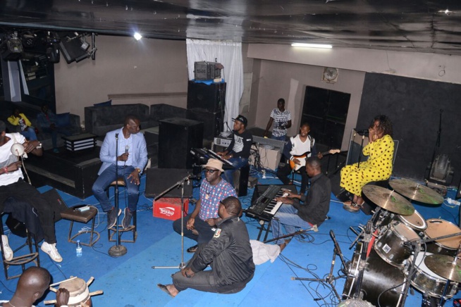 JOUR J - 08: En images Pape Diouf et sa génération consciente en pleines répétitions pour le 10 MARS au Grand Theatre pour la nuit dédiée au fans. JOUR J - 08: En images Pape Diouf et sa génération consciente en pleines répétitions pour le 10 MARS au Grand Theatre pour la nuit dédiée au fans.