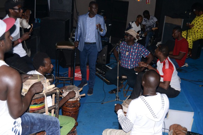 JOUR J - 08: En images Pape Diouf et sa génération consciente en pleines répétitions pour le 10 MARS au Grand Theatre pour la nuit dédiée au fans. JOUR J - 08: En images Pape Diouf et sa génération consciente en pleines répétitions pour le 10 MARS au Grand Theatre pour la nuit dédiée au fans.