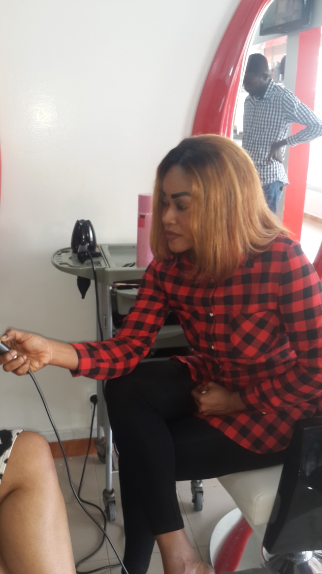Ndeye Fatou, la présentatrice de la rubrique beauté sur SEN SHOW de la SEN TV en mode reportage chez Neymane Coiffure. Ndeye Fatou, la présentatrice de la rubrique beauté sur SEN SHOW de la SEN TV en mode reportage chez Neymane Coiffure.