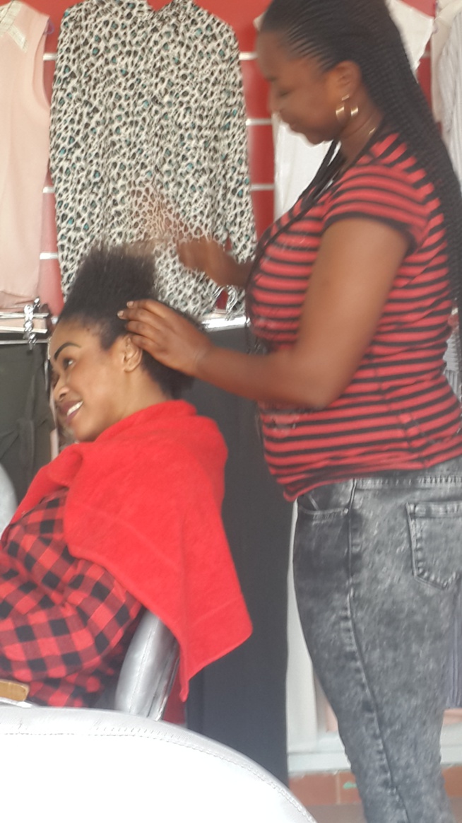 Ndeye Fatou, la présentatrice de la rubrique beauté sur SEN SHOW de la SEN TV en mode reportage chez Neymane Coiffure. Ndeye Fatou, la présentatrice de la rubrique beauté sur SEN SHOW de la SEN TV en mode reportage chez Neymane Coiffure.