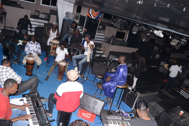 Séance de répétition: Pape Diouf reprendrait deux chansons de Thione Seck au grand theatre ce 10 Mars pour la nuit des fans. Séance de répétition: Pape Diouf reprendrait deux chansons de Thione Seck au grand theatre ce 10 Mars pour la nuit des fans.