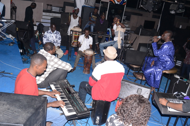 Séance de répétition: Pape Diouf reprendrait deux chansons de Thione Seck au grand theatre ce 10 Mars pour la nuit des fans. Séance de répétition: Pape Diouf reprendrait deux chansons de Thione Seck au grand theatre ce 10 Mars pour la nuit des fans.