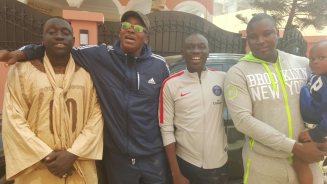 Drapeau Pape Diouf: Les promoteurs ont apporté leur soutien au parrain pour le derby Pikine Guediawaye. Drapeau Pape Diouf: Les promoteurs ont apporté leur soutien au parrain pour le derby Pikine Guediawaye.