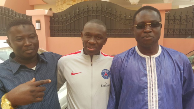 Drapeau Pape Diouf: Les promoteurs ont apporté leur soutien au parrain pour le derby Pikine Guediawaye. Drapeau Pape Diouf: Les promoteurs ont apporté leur soutien au parrain pour le derby Pikine Guediawaye.