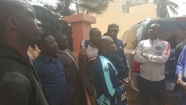 Drapeau Pape Diouf: Les promoteurs ont apporté leur soutien au parrain pour le derby Pikine Guediawaye. Drapeau Pape Diouf: Les promoteurs ont apporté leur soutien au parrain pour le derby Pikine Guediawaye.