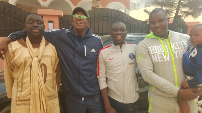 Drapeau Pape Diouf: Les promoteurs ont apporté leur soutien au parrain pour le derby Pikine Guediawaye. Drapeau Pape Diouf: Les promoteurs ont apporté leur soutien au parrain pour le derby Pikine Guediawaye.