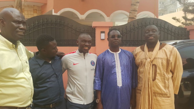 Drapeau Pape Diouf: Les promoteurs ont apporté leur soutien au parrain pour le derby Pikine Guediawaye. Drapeau Pape Diouf: Les promoteurs ont apporté leur soutien au parrain pour le derby Pikine Guediawaye.