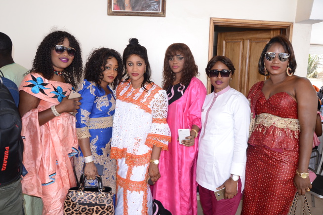 Les premières images de la préparation du drapeau Pape Diouf chez lui pour le combat Boy Niang vs Gouye Gui. Les premières images de la préparation du drapeau Pape Diouf chez lui pour le combat Boy Niang vs Gouye Gui.